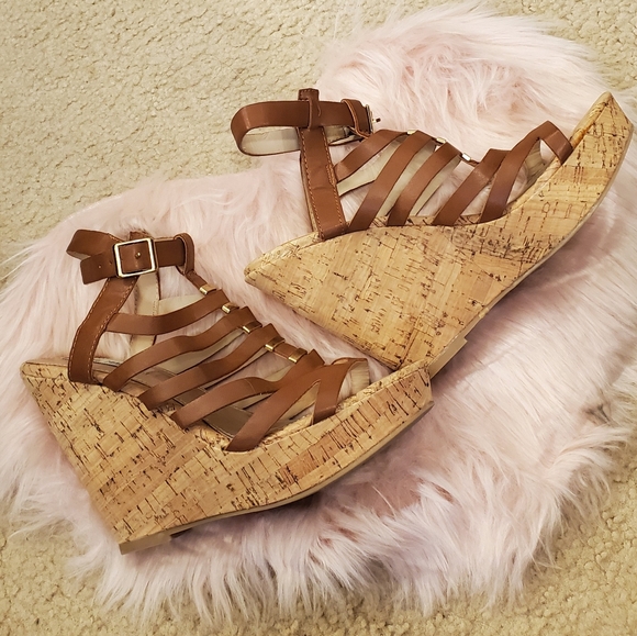 Sexy stylish comfy Steve Madden Cork Wedge Sandals Cognac Brown and Gold Straps - Picture 1 of 6